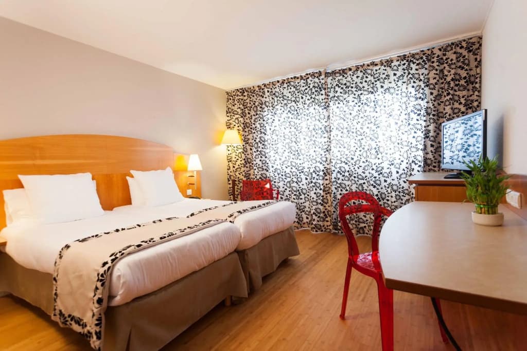 C Suites - Photo 4