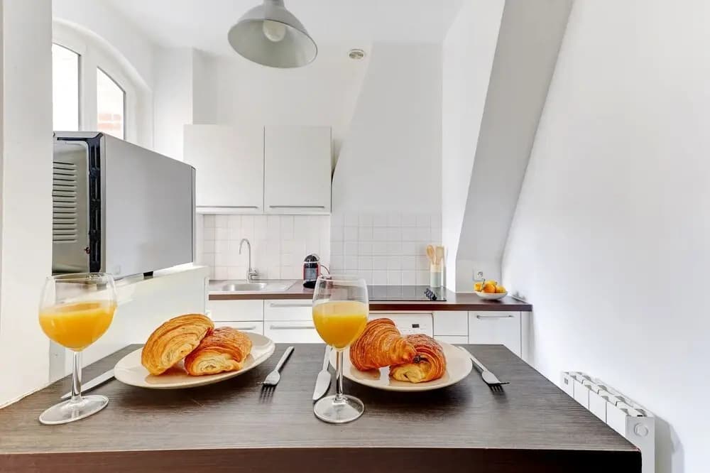Elegant 1BR Steps to Marais & Louvre - Miniature 8