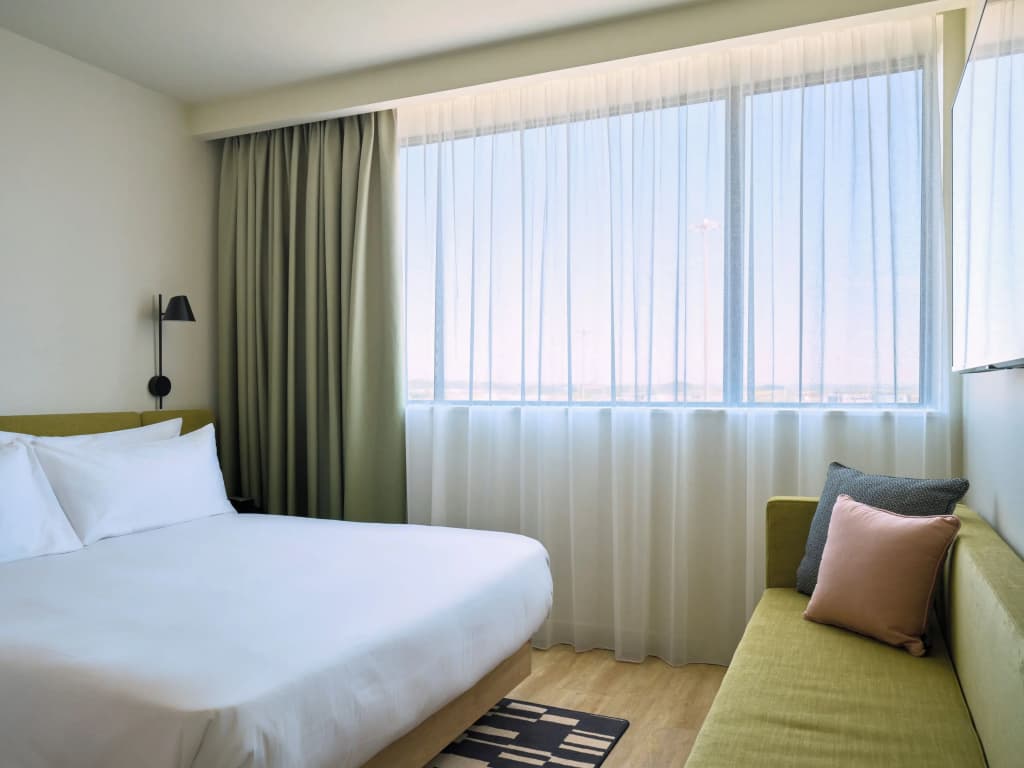 Hampton by Hilton Lyon Airport - Miniature 6