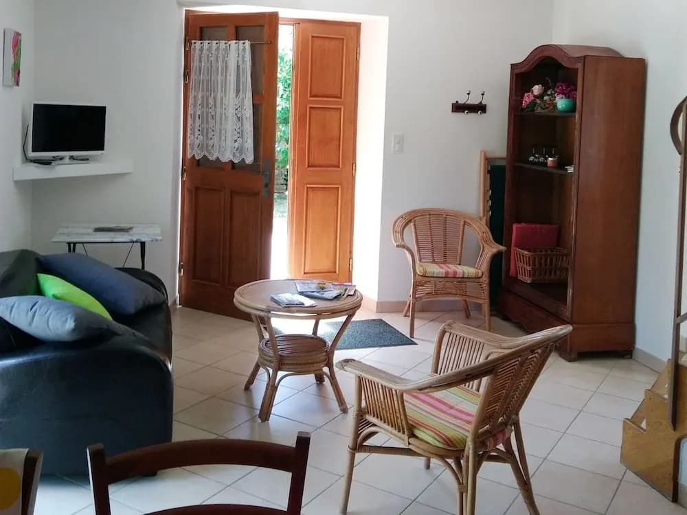 Cozy Holiday Home in Uzer with Swimming Pool - Photo 2