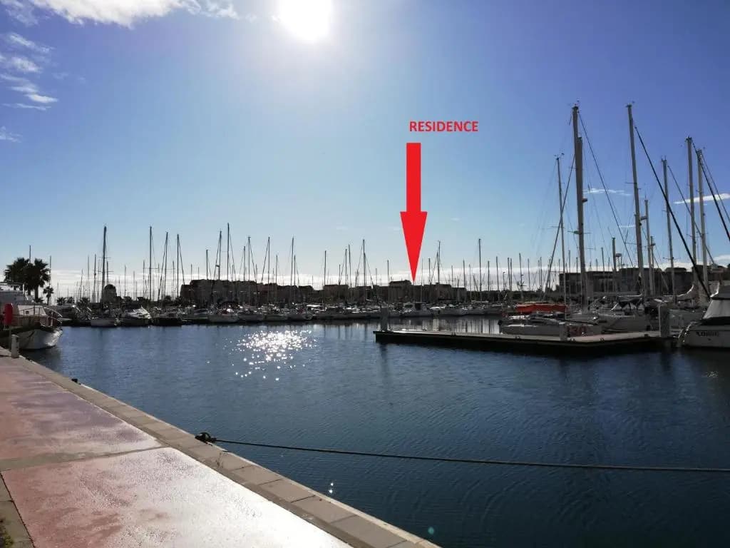 T2 sur le port avec parking - Miniature 8
