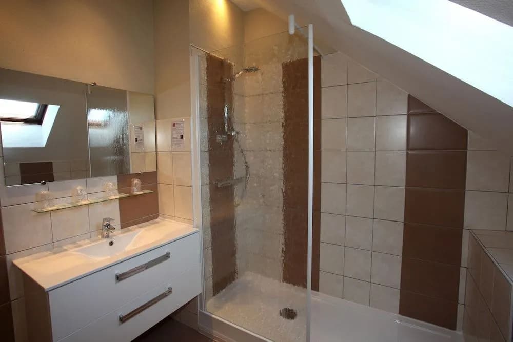 Au Primerose Hotel - Miniature 7