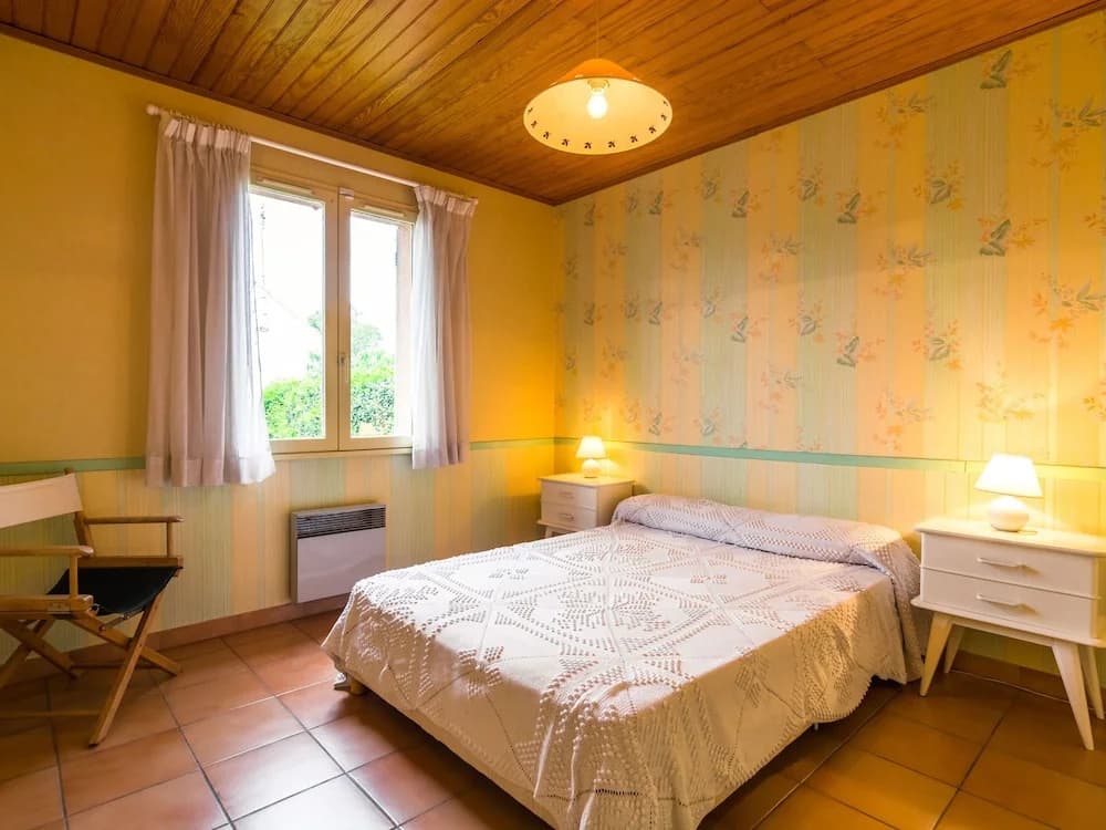 Cozy Holiday Home in Noves with Swimming Pool - Photo 2