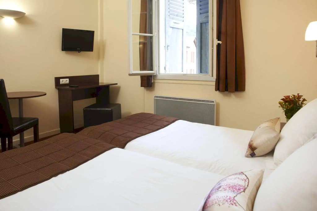 Savoy Hotel - Photo 5