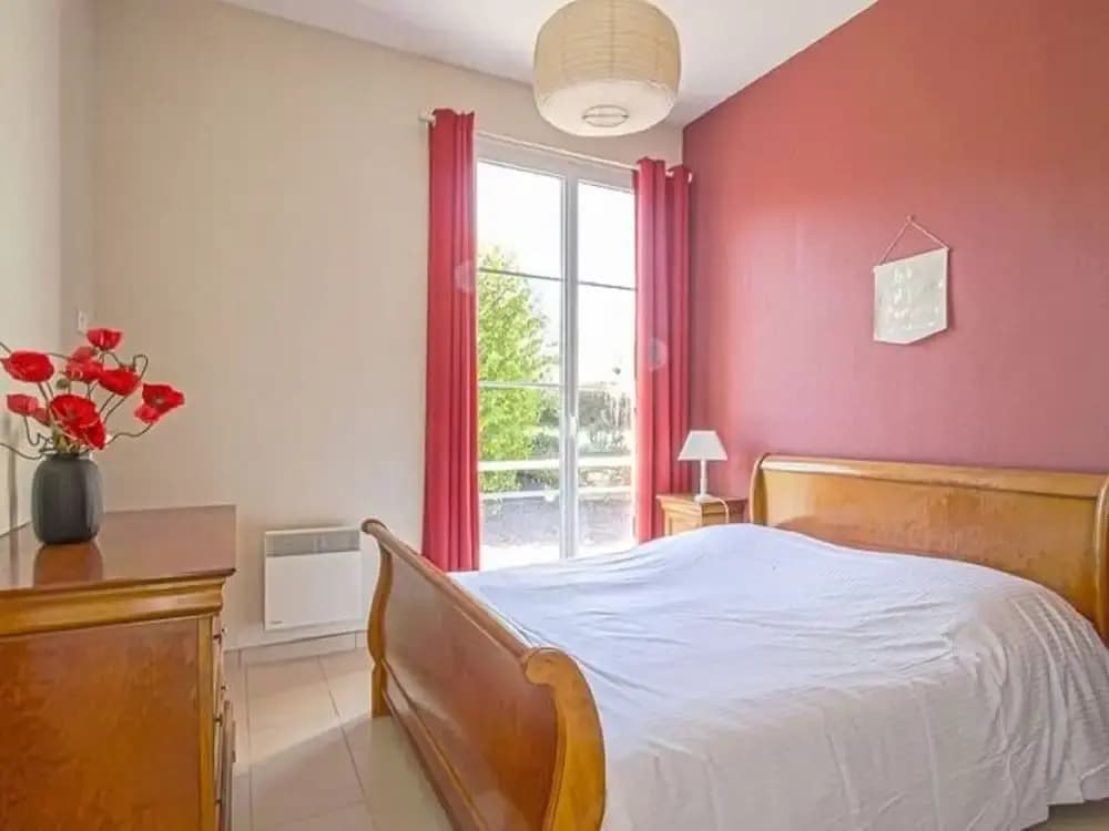Bright Holiday Home With Garden - Photo 4