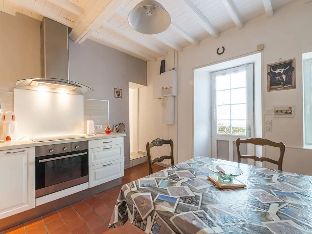 Simplistic Holiday Home in St-Laurent-sur-Mer with Terrace - Miniature 6