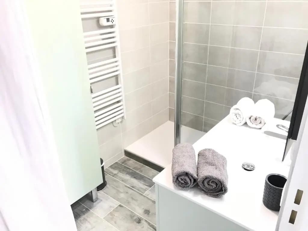 Appartement 3 pieces, refait a neuf, haut standing, piscine, mer a pieds - Miniature 6