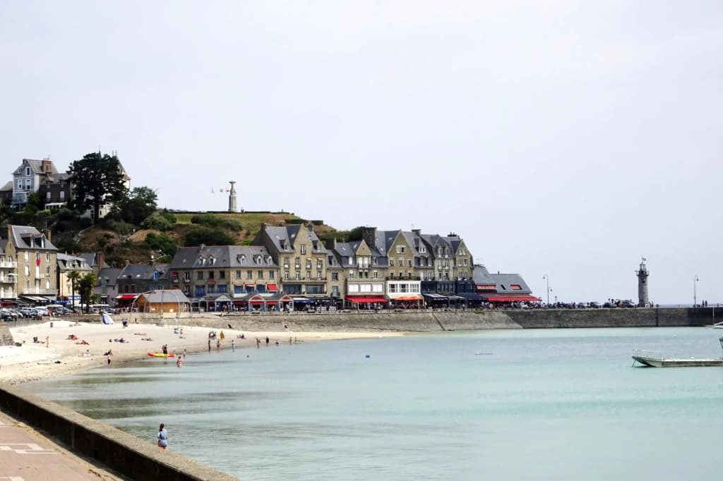 Holiday Home Located in the Middle of the Popular Seaside Resort, Cancale - Miniature 8