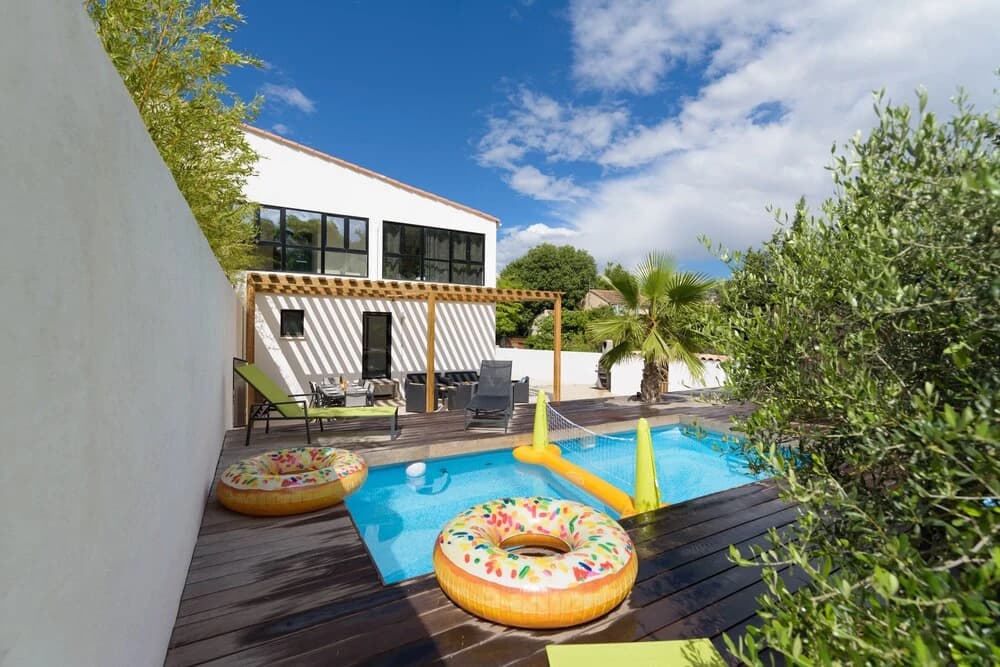 Villa Holidays - Photo 5