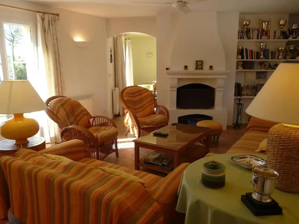 Agréable Villa Familiale Avec Piscine Chauffée, Grand Jardin, Située Proche du Centre du Village de Mouriès Au Coeur Des A...