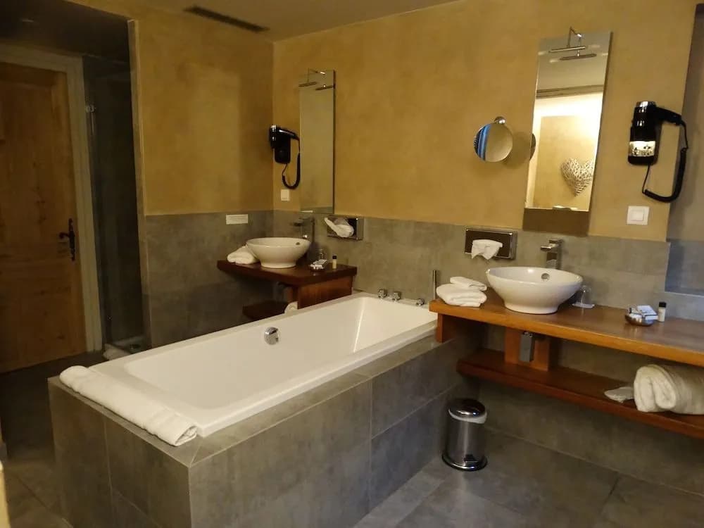 Charme & Business Hôtel Lyon - Miniature 8