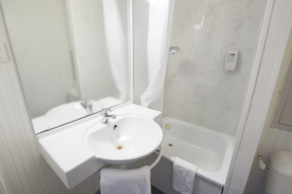 B&B HOTEL Bourges (2) - Miniature 8