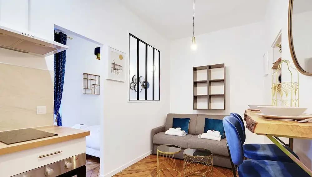 Chic Apartment in Paris for Couple - Photo 4