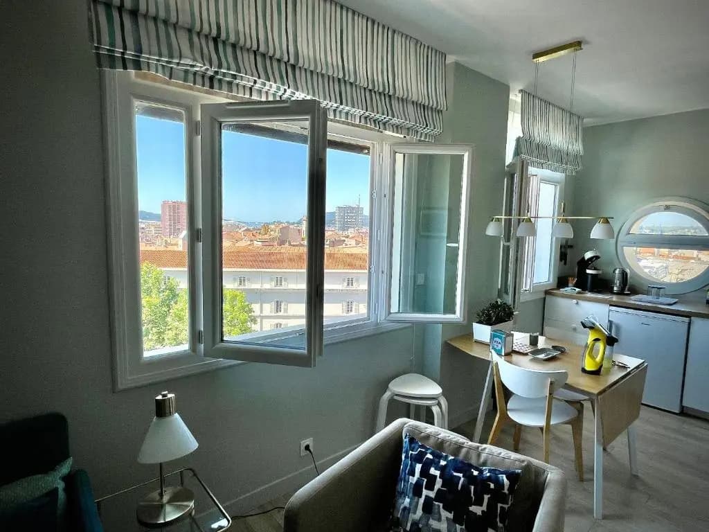 Vue sur rade appartement élégant vaste climatisé étage élevé ascenseur proche parking et toutes commodités au cœur du Toul...
