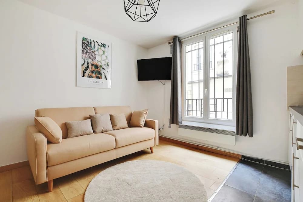 Urban Chic Apartment in Central Paris - Miniature 7