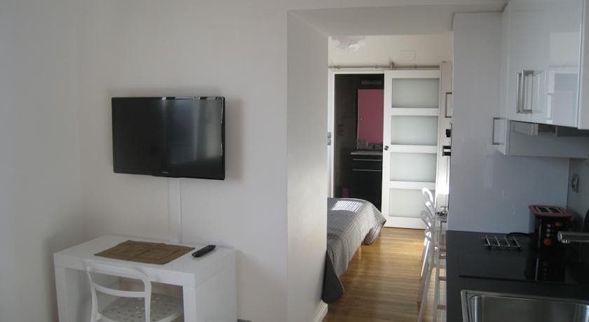 At Home in Paris - Photo 5