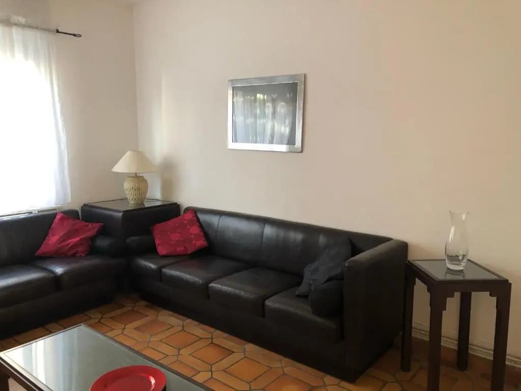 Spacious Quentoinise Town House - Photo 2