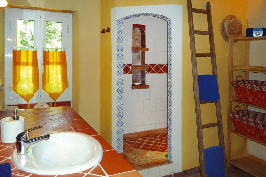 Cozy Noves Home With Pool Access - Miniature 7