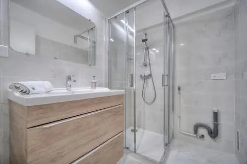 Renovated apartment with terrace - Miniature 7