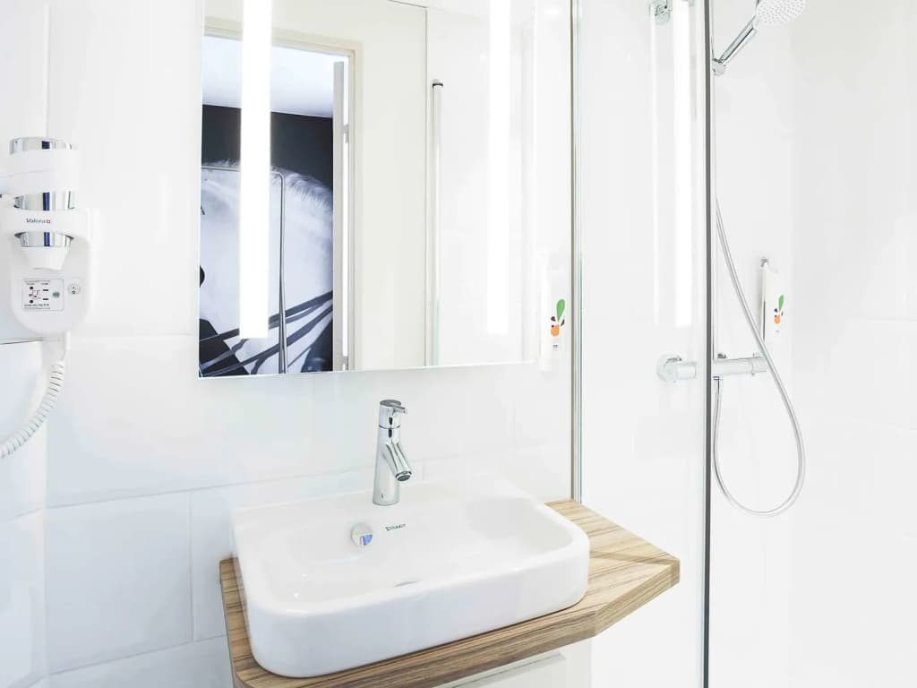 ibis Styles Laval Centre Gare - Miniature 7