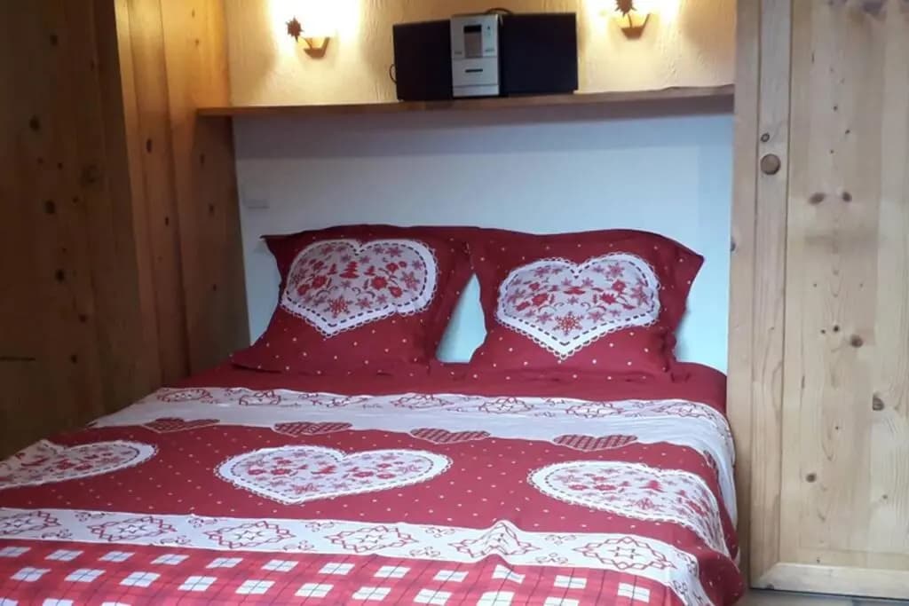 A4 km de Megève très joli studio avec jacuzzi ,vue sur les montagnes au calme - Photo 2