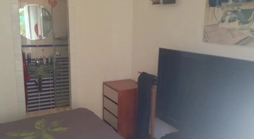 Cosy Rare 2 Bedroom Apartment Around a Private Garden - Photo 3