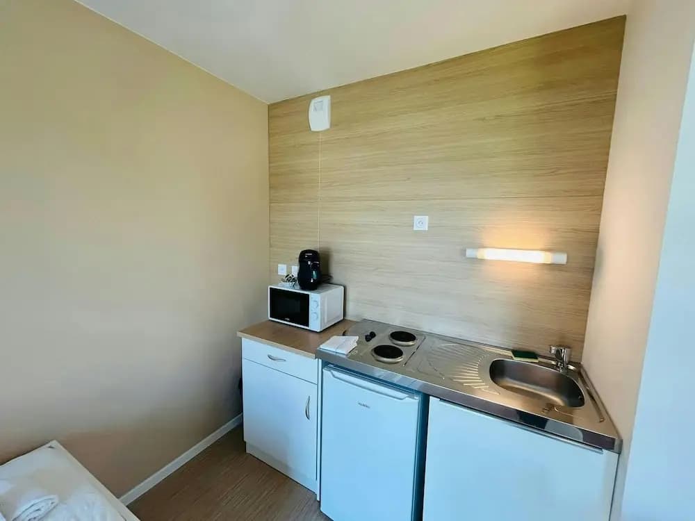 We Live In R - Suite 404 - Photo 5