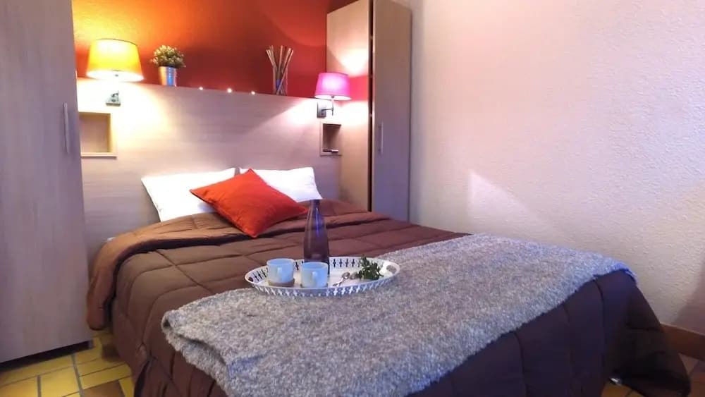 Apartment With Balcony or Terrace - Miniature 6