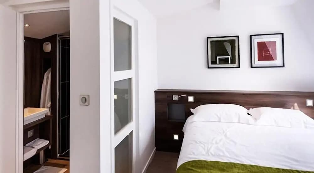 Hôtel Les Poteaux Carrés - Photo 1