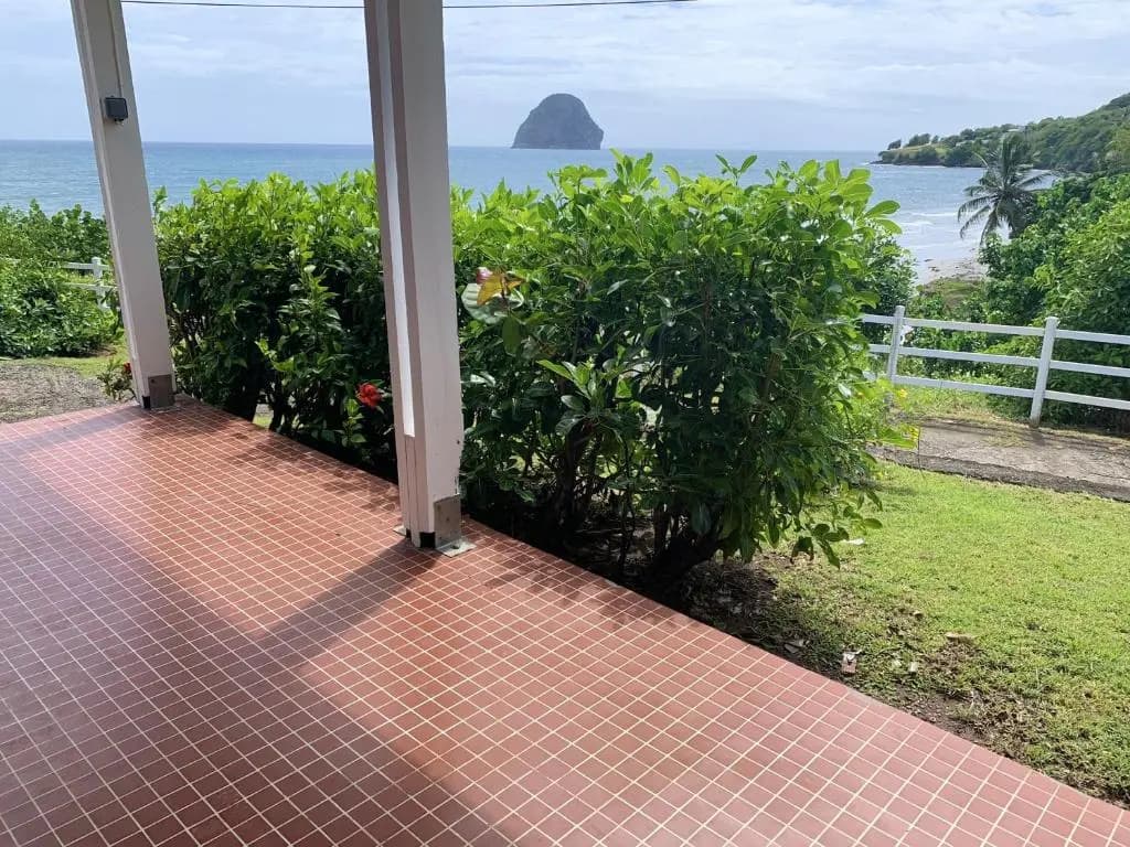 Bungalow de 2 chambres a Le Diamant a 50 m de la plage avec vue sur la mer jardin clos et wifi - Miniature 8