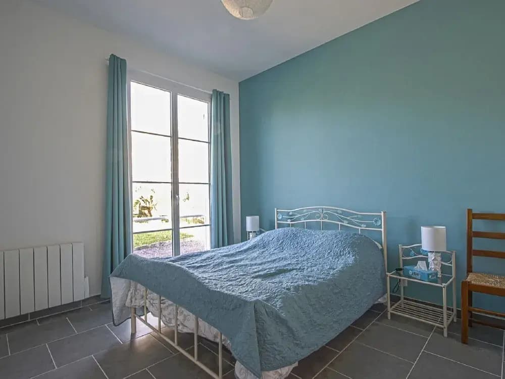 Spacious Holiday Home With Garden - Photo 4