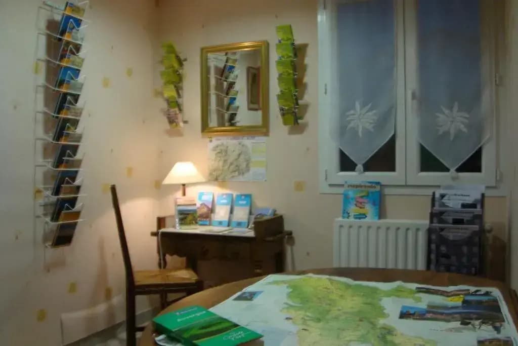 Hôtel-Restaurant La Crèche et sa piscine intérieure - Logis Hôtels - Photo 5