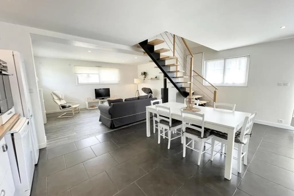 Jolie maison entièrement rénovée Proche plages - Photo 3