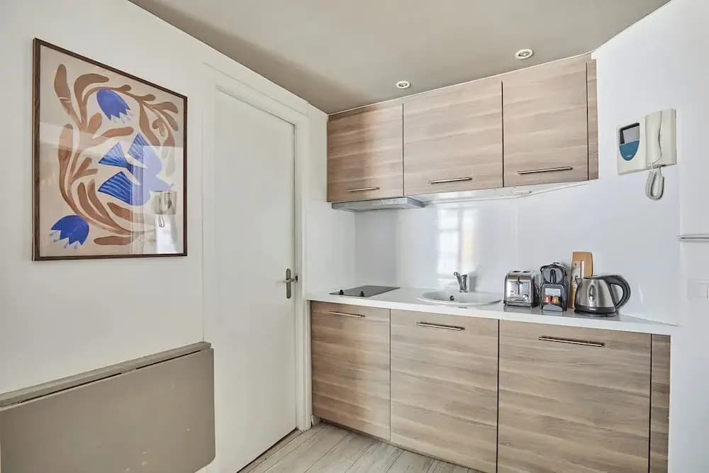 22 m2 Studio Located on the 6th Floor With Elevator: - 1 Bedroom With 140 cm Double bed - Television, Wifi - Equipped Kitc...