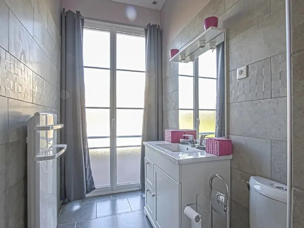 Spacious Holiday Home With Garden - Photo 5