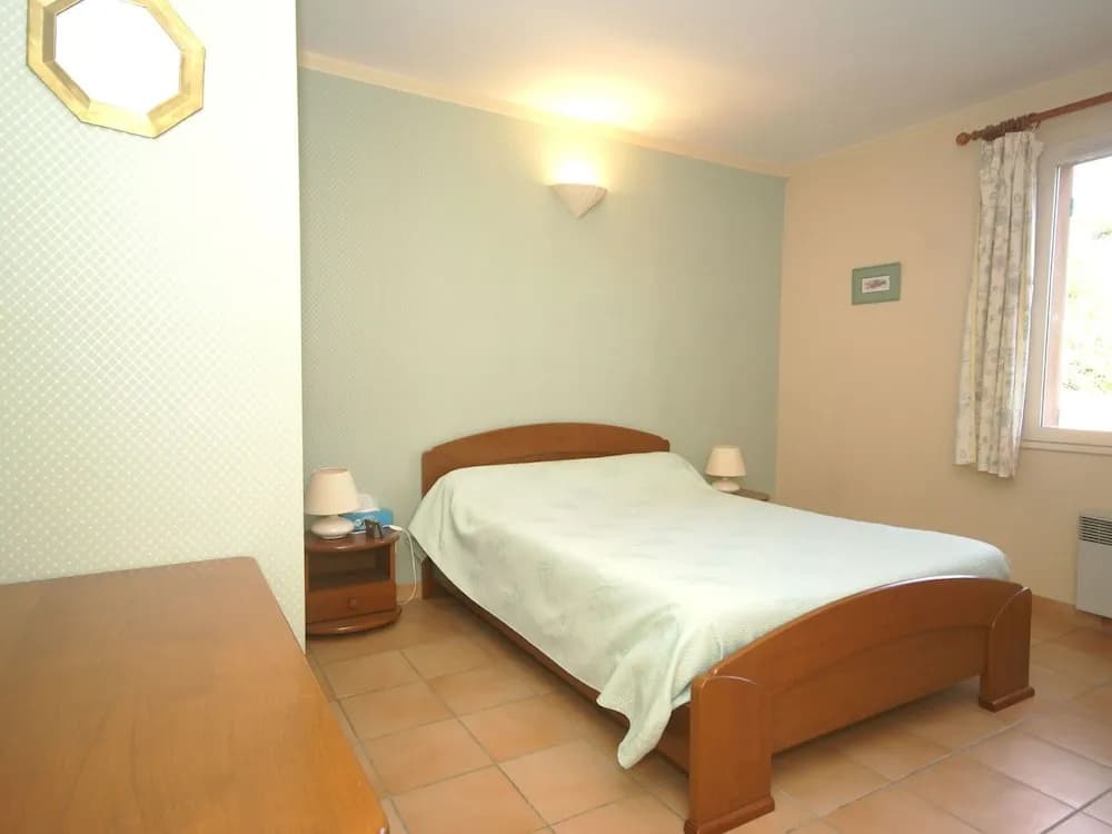 Cozy Holiday Home in Noves with Swimming Pool - Photo 3