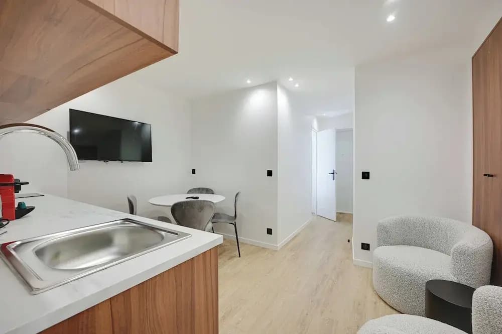 Modern Apartment With Terrace - Photo 5