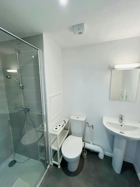 We Live In R - Suite 401 - Miniature 7