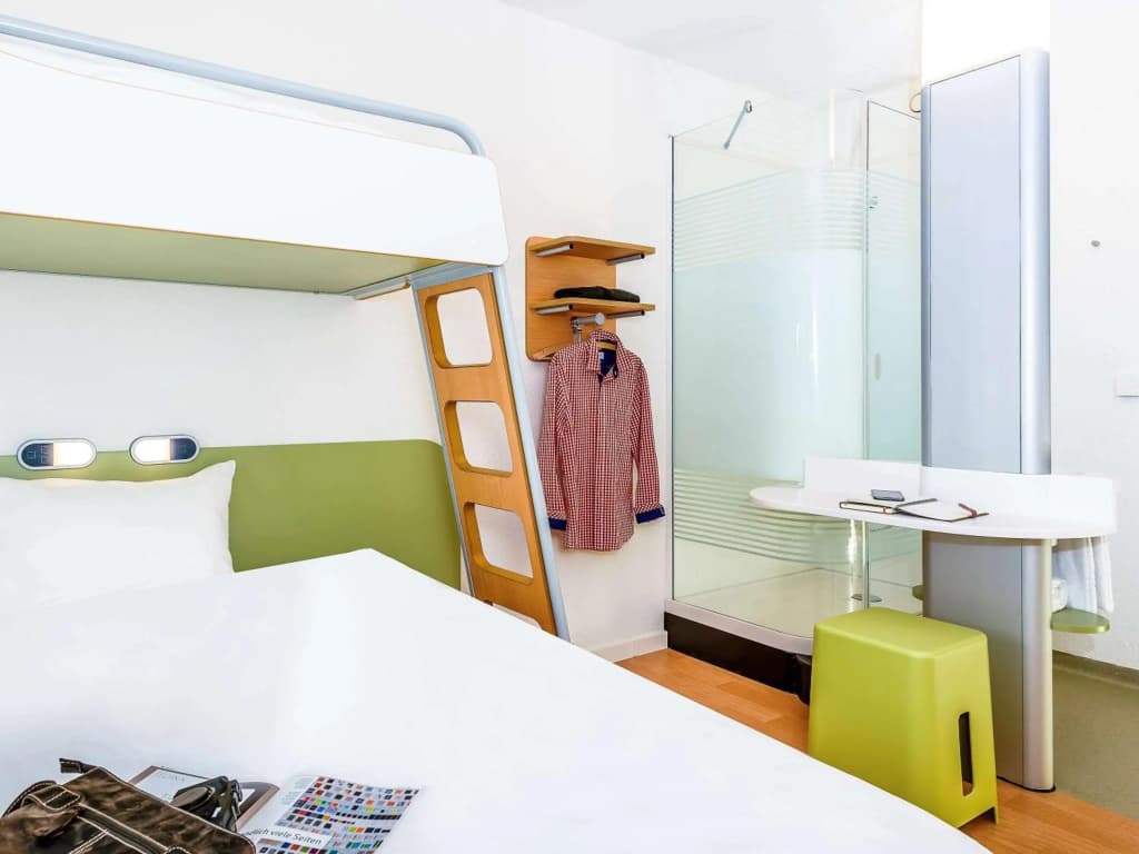ibis budget Saint-Quentin Centre Gare - Photo 2