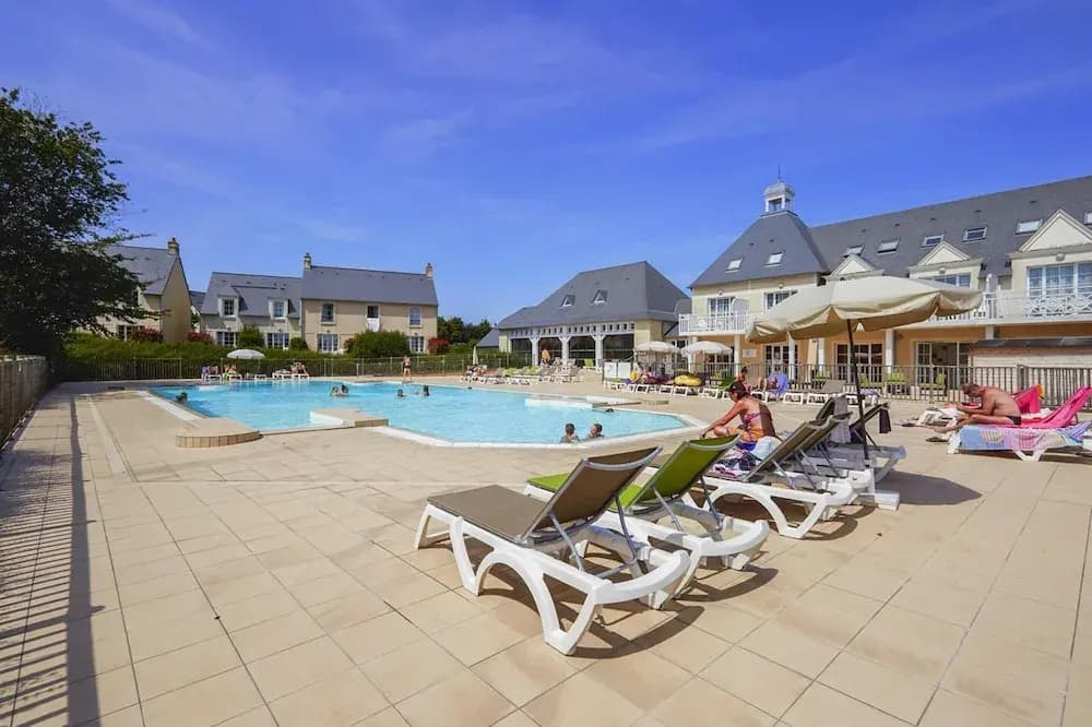 Holiday Home in Residence Le Green Beach, Port-en-besssin-huppain - Miniature 6