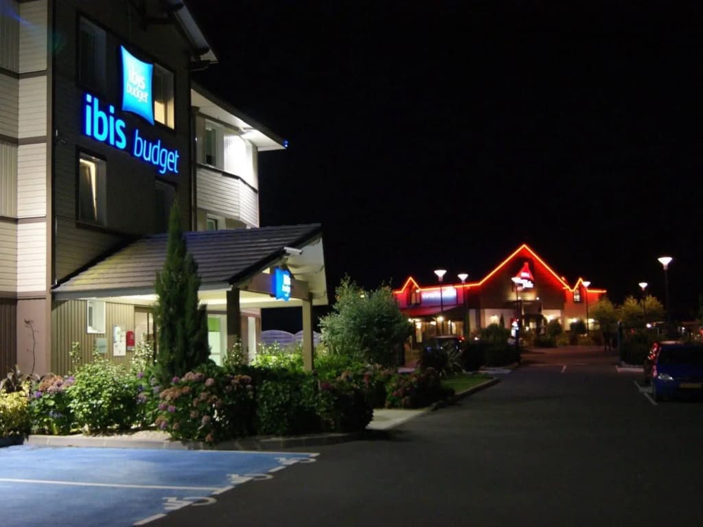 ibis budget Bayeux - Photo 1