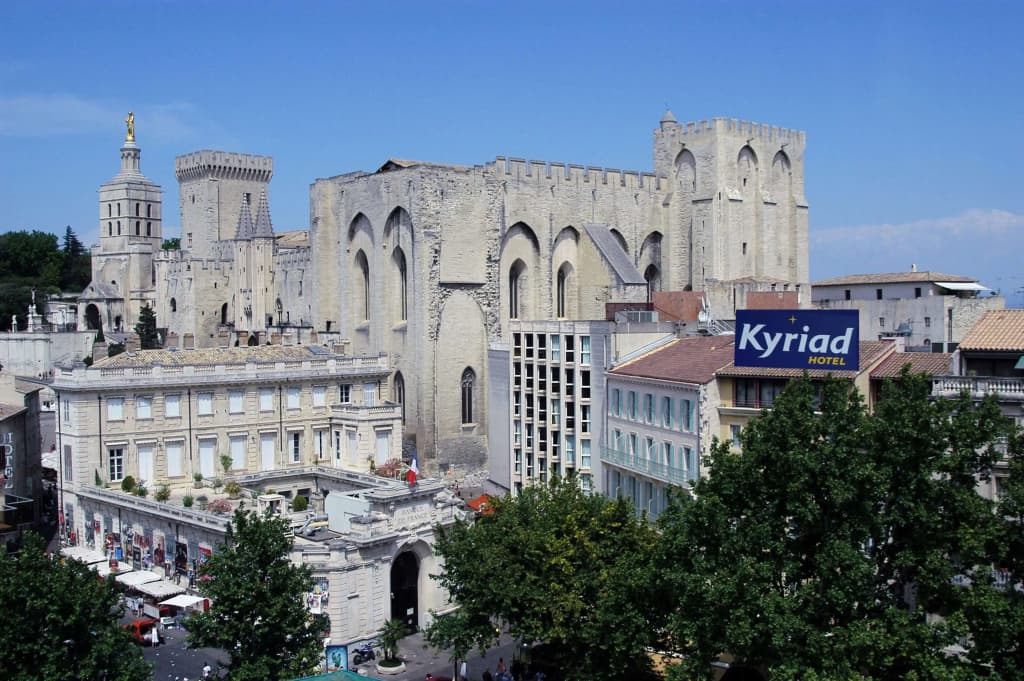 Kyriad Avignon Palais Des Papes - Photo 1