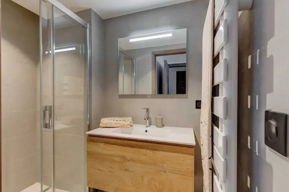 Ideal 3 Bedroom Apartment With 200m2 Garden - Miniature 8