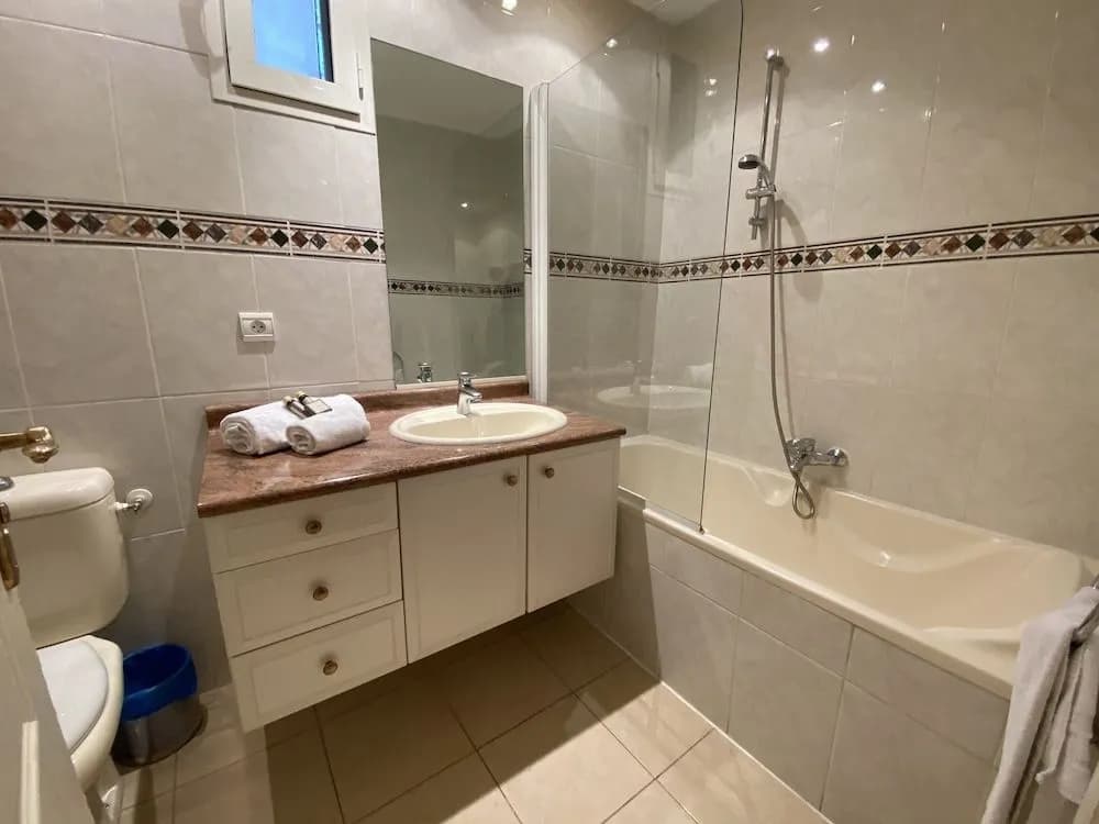 Cannes Holiday Suites - Miniature 8