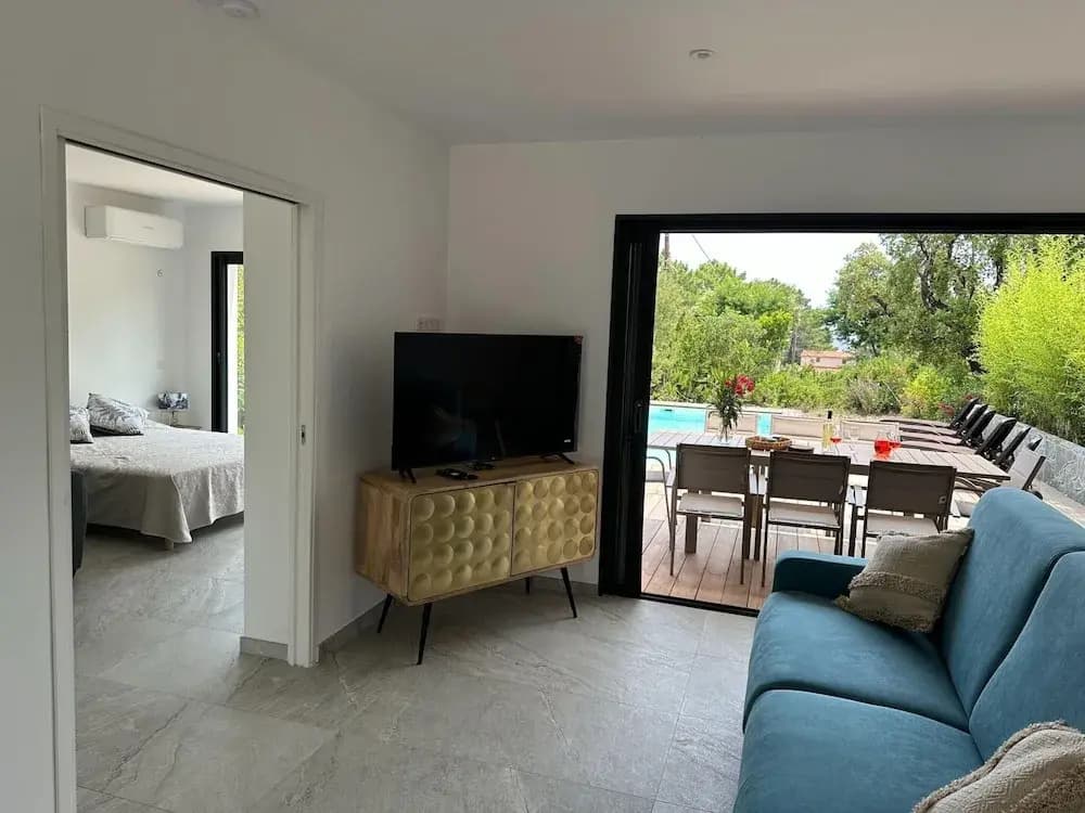 Attractive Villa With Private Pool - Photo 2