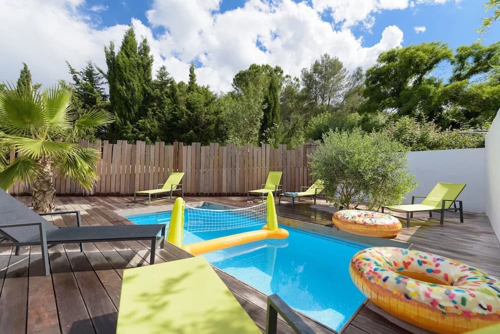 Villa Holidays - Photo 3