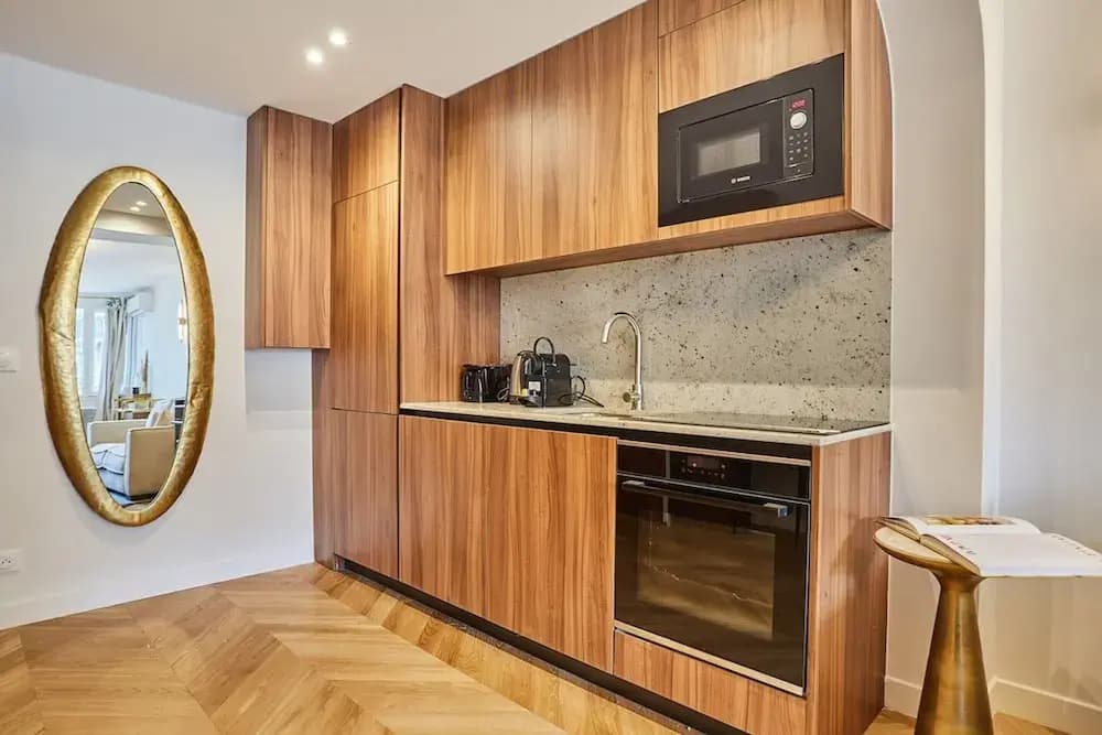 Apartment in the Center of Paris - Miniature 8