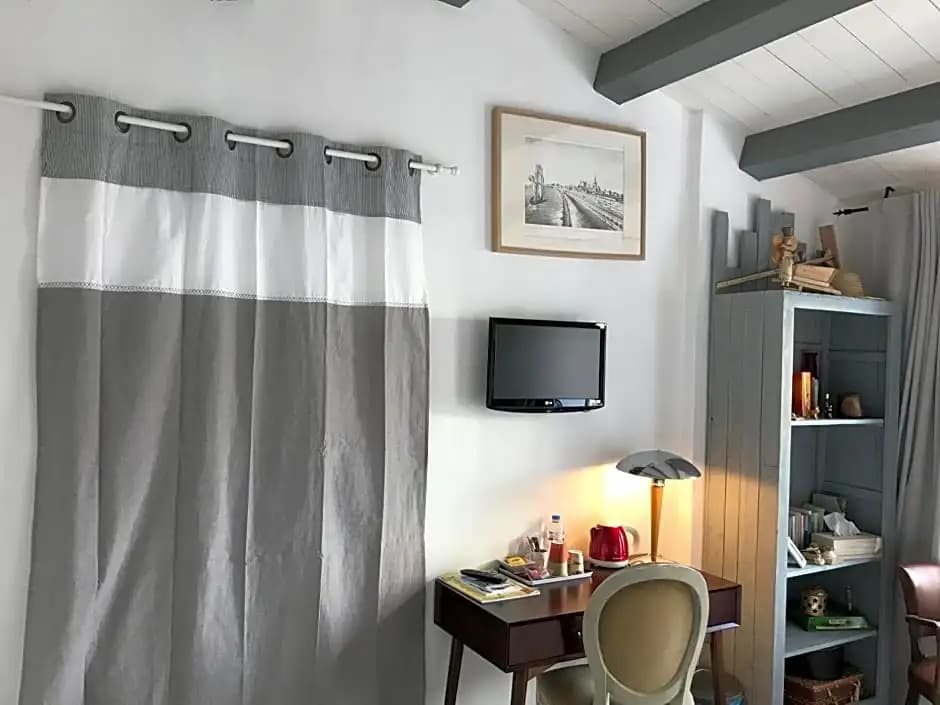 Les Yeux Bleus Bed & Breakfast - Photo 4