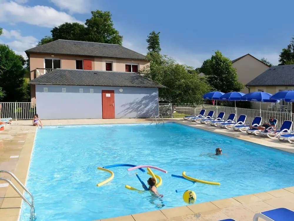 Tranquil Escape With Pool - Miniature 7