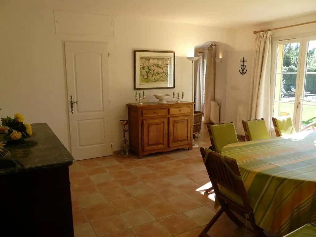 Agréable Villa Familiale Avec Piscine Chauffée, Grand Jardin, Située Proche du Centre du Village de Mouriès Au Coeur Des A...